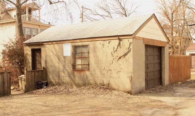 Garage/bonus room - 382 Wyandotte Ave