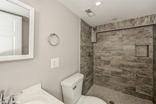 Building Photo - 2626 N Ridgeway Ave