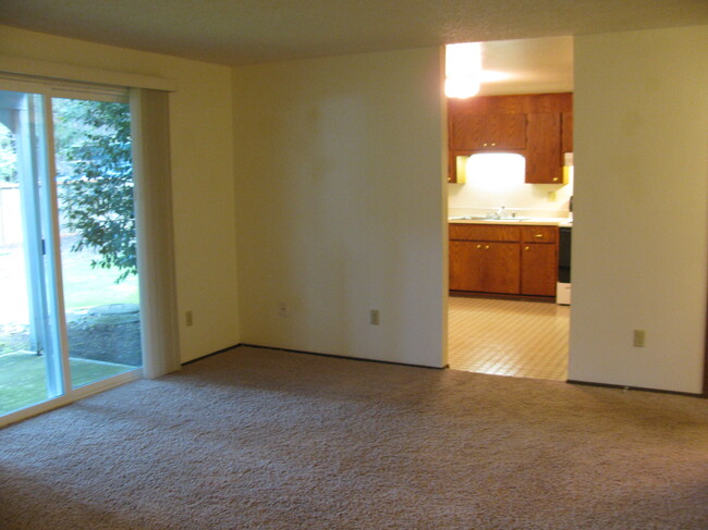 Family room - looking at kitchen from front door - 12011 114th AVE CT E