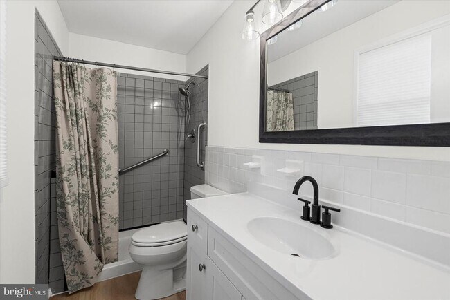 Building Photo - 220 Garnett Rd