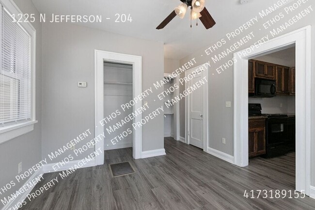 Building Photo - 1225 N Jefferson-204
