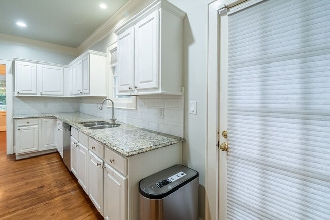 Building Photo - Spacious charmer in the heart of Dilworth ...