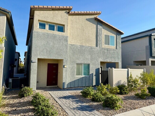 Building Photo - GATED 4 BED 2.5 BATH 2 CAR GARAGE SINGLE FAMILY HOME w/ LOFT, BEDROOM DOWNSTAIRS, NEXT TO COMMUNI...