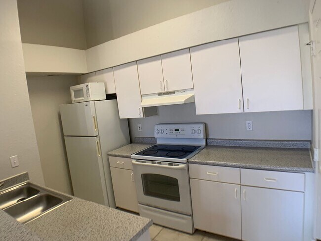 Building Photo - Beautiful 2/2 in an amazing secure community