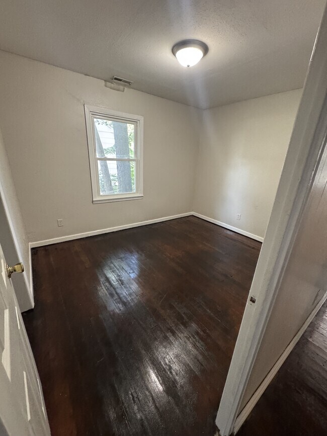 Building Photo - 831 SE 33rd St
