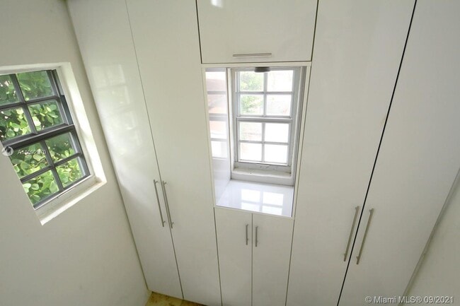 Building Photo - 8951 Harding Ave