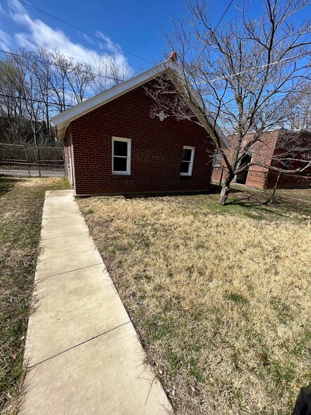 Back of House/Garage/Fenced Yard - 5818 De Giverville Ave