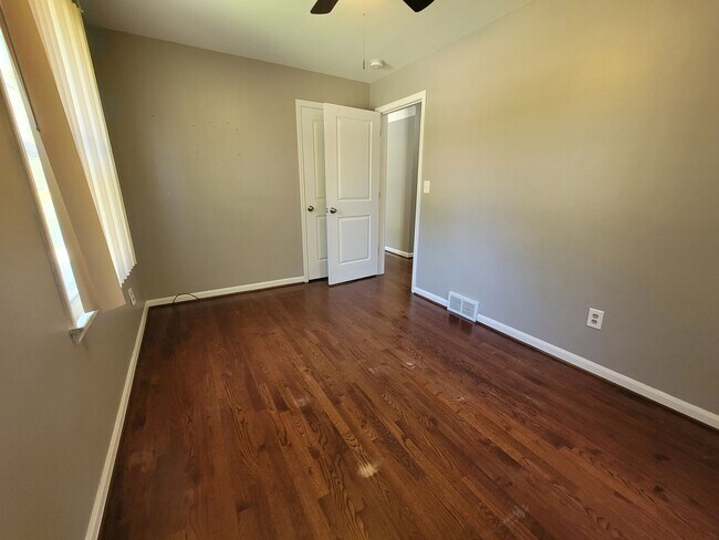 Building Photo - Spacious 3-bedroom, 2-full Bath Ranch