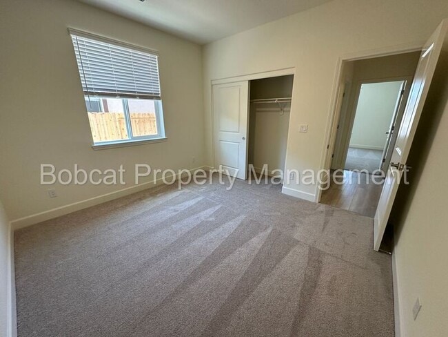 Building Photo - 925 Nelle Dr