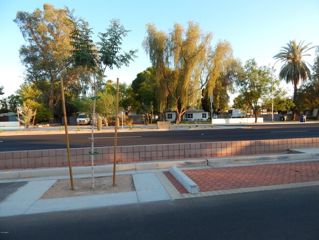 Building Photo - 2025 S Granada Dr