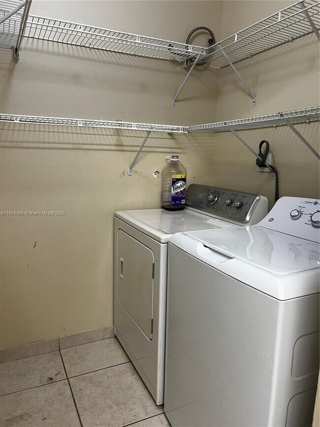 Building Photo - 1245 SW 46th Ave