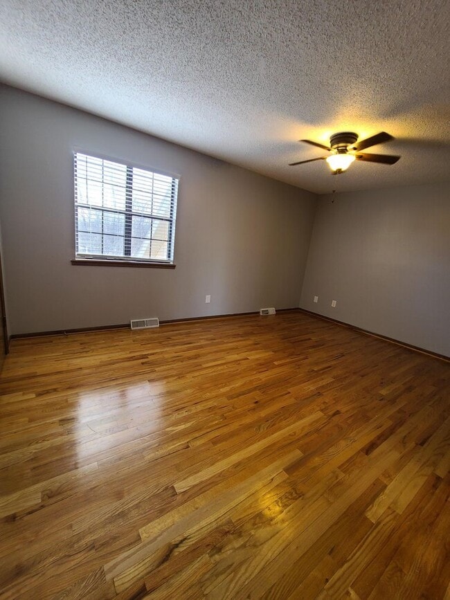 Building Photo - 2 Bedroom 1.5 Bath Townhome