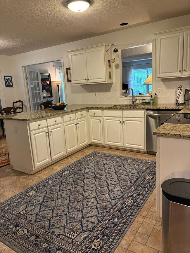 Building Photo - Large, private home in Rivercliff