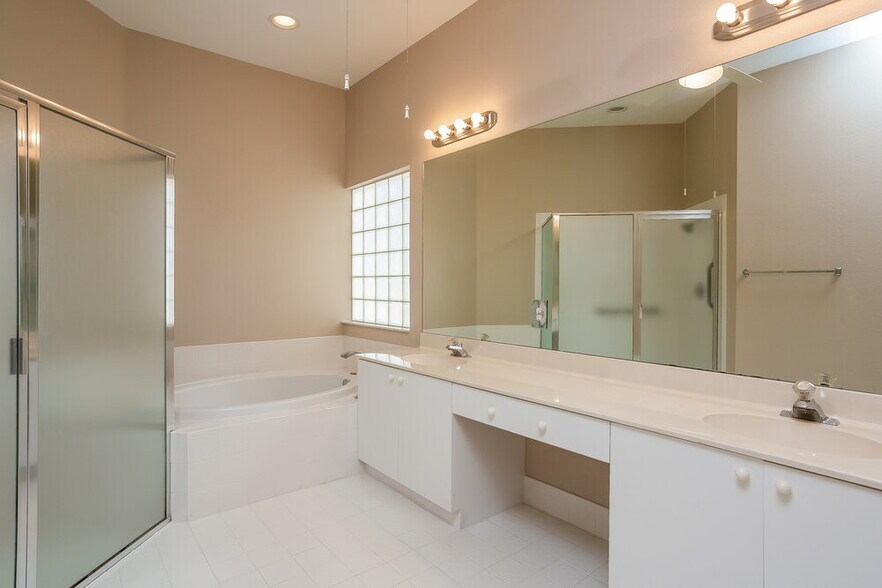 Building Photo - 13542 Weyburne Dr