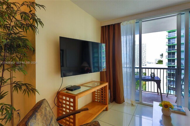 Building Photo - 1750 N Bayshore Dr