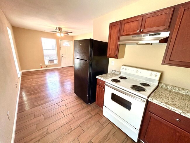 Building Photo - 2 Bedroom / 1 Bath Duplex Near Lackland AFB!