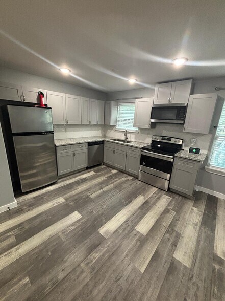 Building Photo - 8220 Crestview Dr