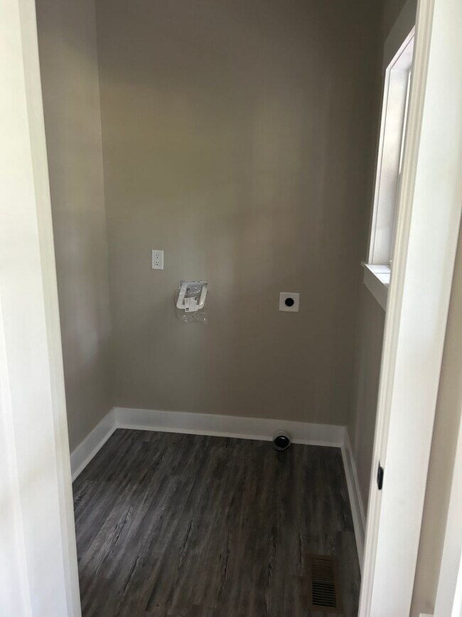 Building Photo - For Rent: Like New 3-Bedroom 2.5 Bath Home...