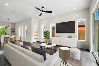 Building Photo - 8205 Parnell St