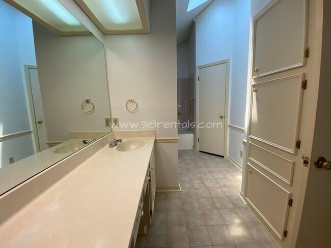 Building Photo - Home in Shady Grove available!