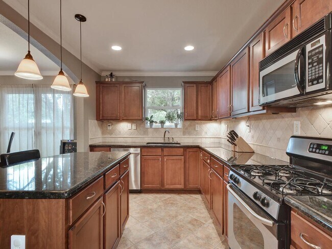 Building Photo - 610 W North Loop Blvd