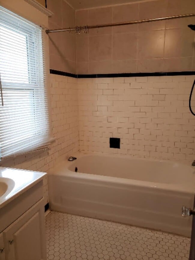 Building Photo - 918 E Locust St