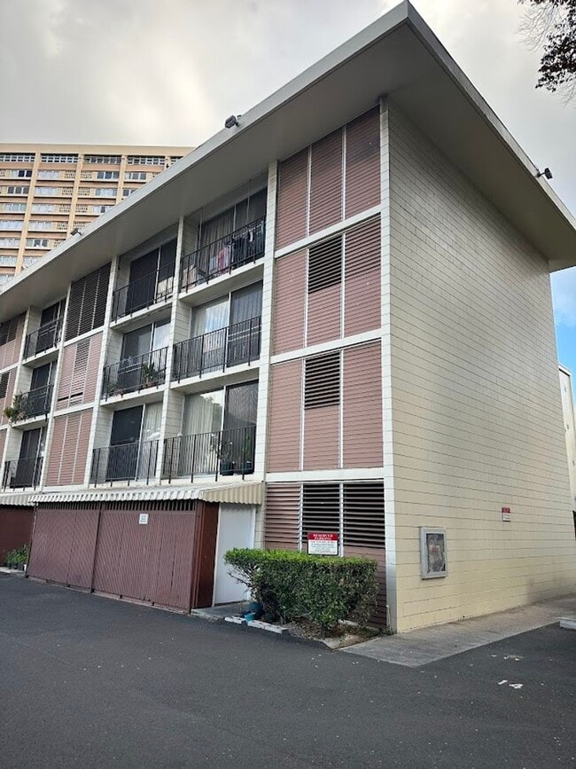 Building Photo - The Continental 2 bedroom, 1 bath, 1 assig...
