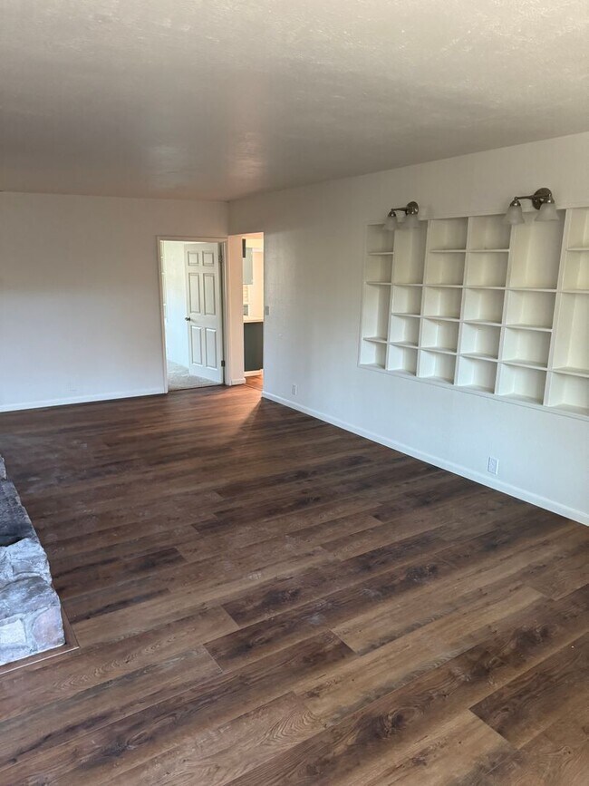 Building Photo - Back Unit of a Great Duplex in the Heart o...