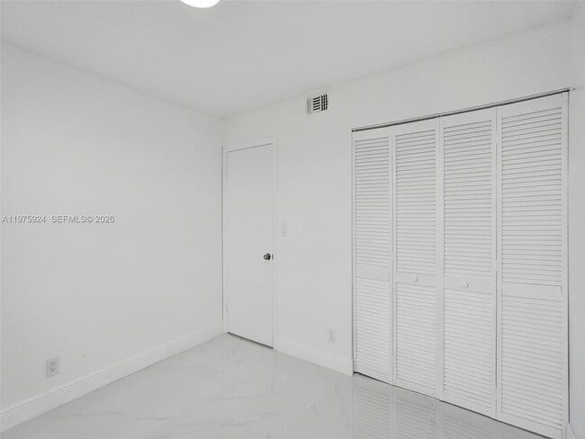 Building Photo - 10051 Winding Lake Rd