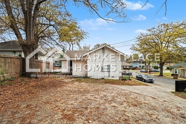 Building Photo - 876 Custer St