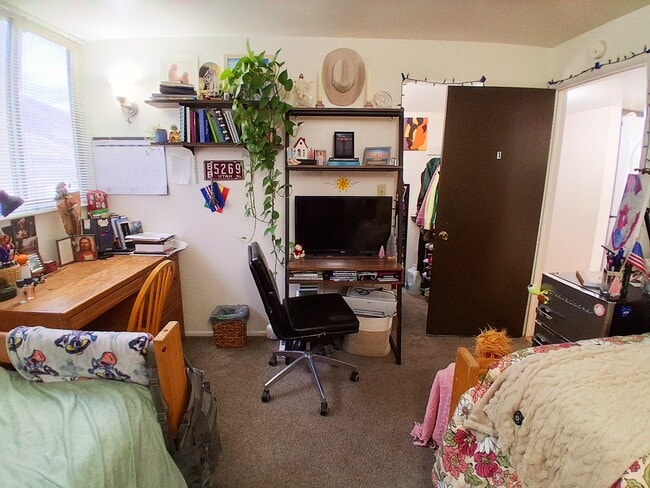 Building Photo - 1080 E 450 N