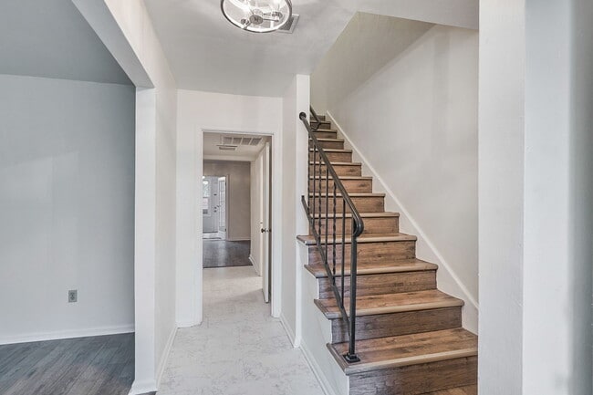 Building Photo - 5213 Clover Hill Dr