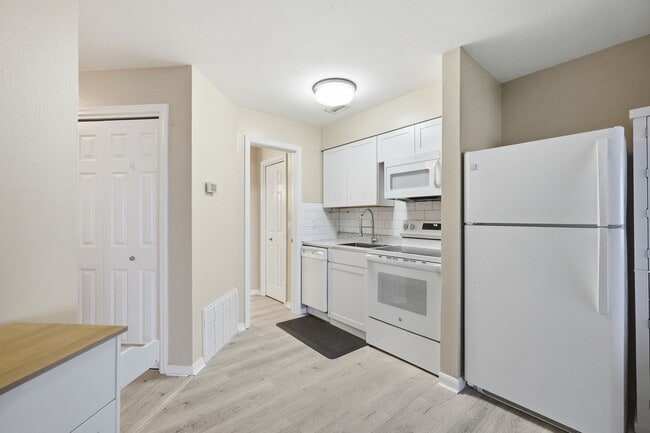 Building Photo - Waterfront Condo in Bluewater Bay!