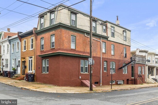 Building Photo - 1726 W 8th St