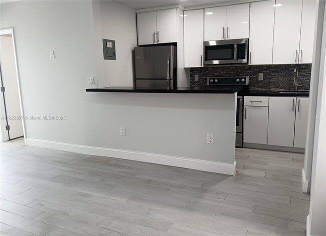 Building Photo - 4109 N Ocean Dr