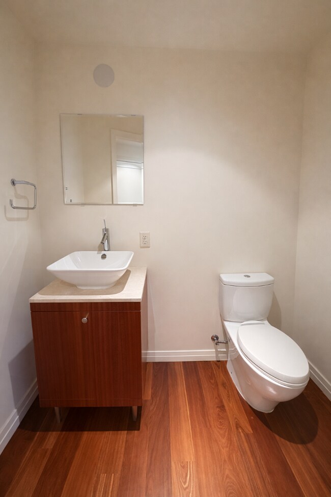 Building Photo - 1Bd/1.5Ba Bellevue Condo