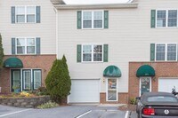 Building Photo - Spacious 3-Bedroom Townhome with Garage in a Prime Harrisonburg Location!