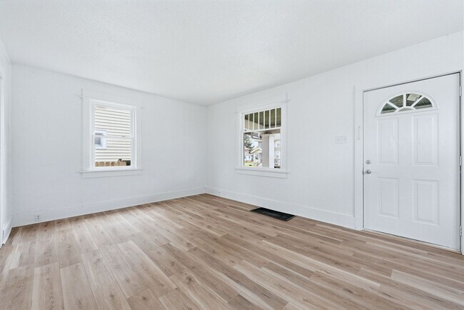 Building Photo - Updated 3BR with Fresh Finishes