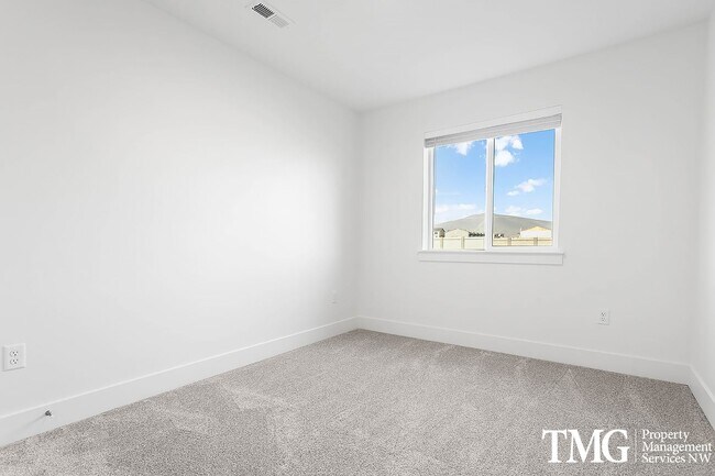 Building Photo - 977 Creer Way