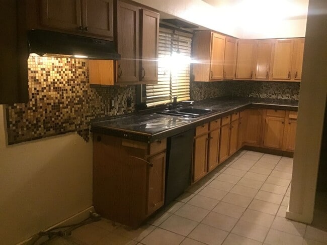 Building Photo - 4 Bedroom 1.5 bathroom Single Family Home