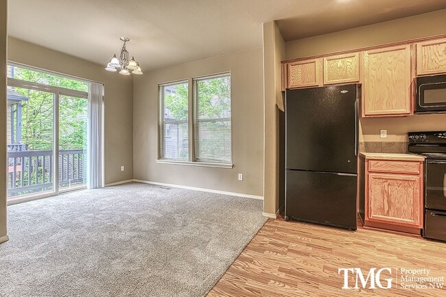 Building Photo - Gorgeous 4-bedroom Townhome with garage and washer / dryer in unit.