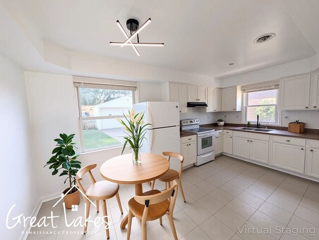 Building Photo - Lovely 3 Bedroom 1 Bathroom now available ...