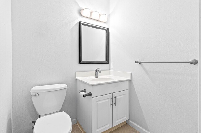 Building Photo - Spacious 3 Bedroom, 2.5 Bath Single Family...