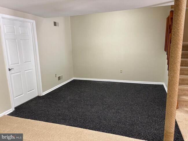 Building Photo - 498 Dean Dr