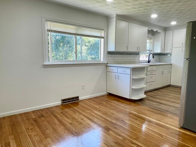 Building Photo - 3 Tufts Ln