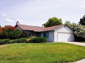 Building Photo - 3 Bedroom Home in Hilltop Area