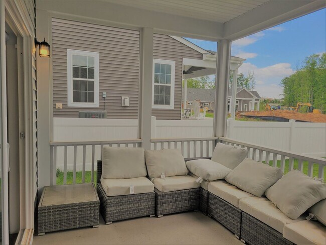 Building Photo - Beautiful end unit townhouse in Cosby Village with loads of extras.