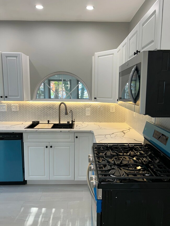 Building Photo - 72 Delaware Ave