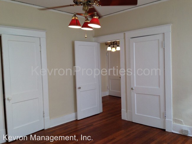 Building Photo - 3 br, 1 bath Apartment - 1563 Poplar Avenue