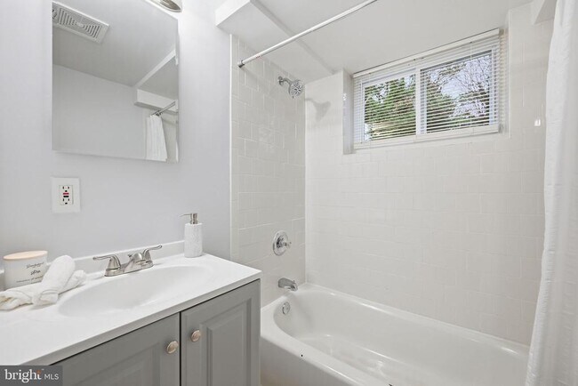 Building Photo - 3908 Braddock Rd